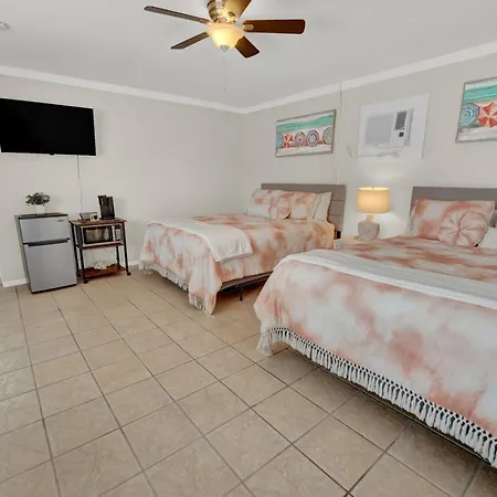*Happy Place* Renovated Studio Pool & Beach Access